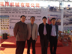 中國建筑機械協會會長張小軒在福瑞得機械產品展位親切交談 中國建筑機械協會會長張小軒在福瑞得機械產品展位親切交談