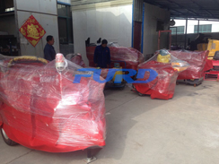 福瑞得機(jī)械座駕壓路機(jī)、大容量灌縫機(jī)，小型灌縫機(jī)包裝完畢準(zhǔn)備發(fā)貨