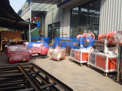 福瑞得機(jī)械壓路機(jī)、二次結(jié)構(gòu)澆注機(jī)、霧炮準(zhǔn)備發(fā)貨