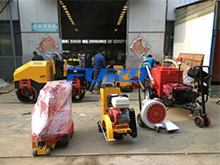 七月，福瑞得灌縫機(jī)、灌縫膠等路面養(yǎng)護(hù)設(shè)備發(fā)貨忙