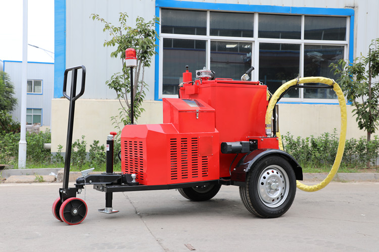 雨季未結(jié)束前，灌縫都是公路養(yǎng)護(hù)的主要工作