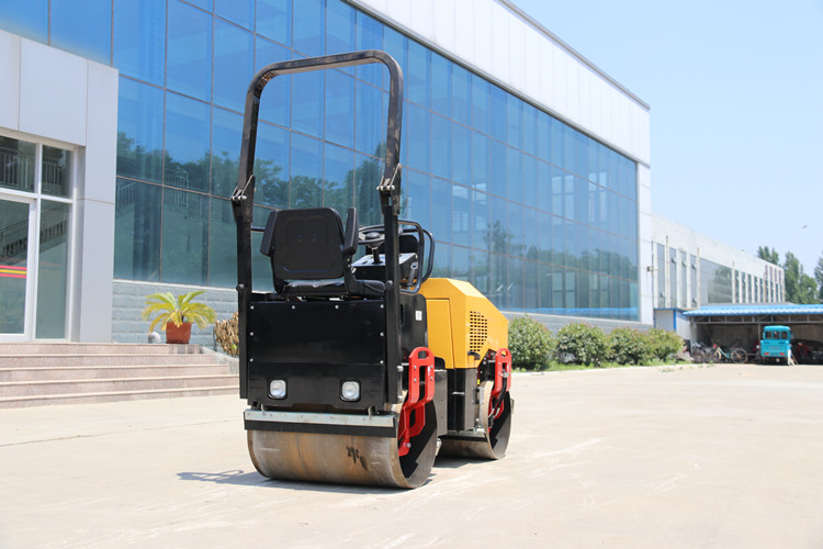 小型振動壓路機，只使用不保養(yǎng)也是萬萬行不通的